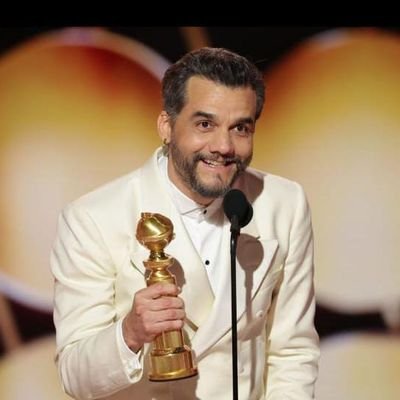 anacbandrade86's profile picture. É fazendo merda que se aduba a vida.