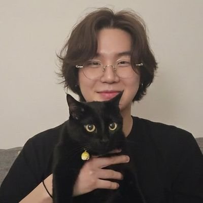 strawhsk's profile picture. books,  ice  cream  and  bts  .  .  .  ♡