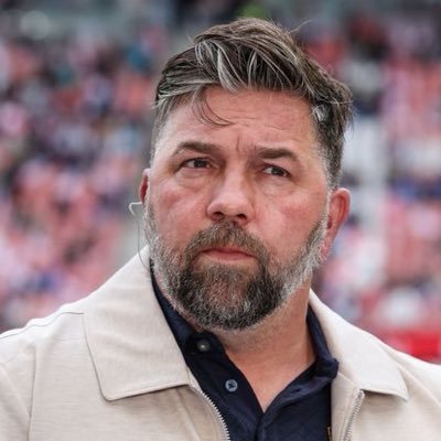 THEOJANSSEN1981's profile picture. Hoofdcoach @De_Treffers 🔴⚫️-  @mijnvitesse💛🖤 - Analist @ziggosport & @nossport