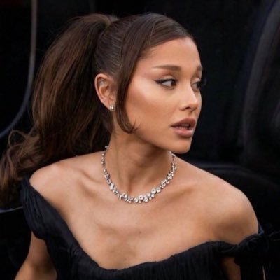 rvlvindoor's profile picture. não há namoro nesse mundo que uma macumba bem feita não possa destruir. esse homem também será meu!