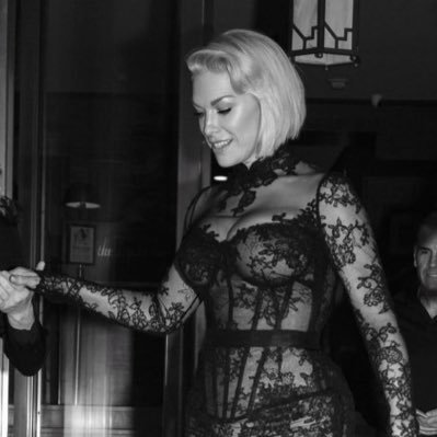 rebecccawelton's profile picture. cause i’m right here, where im meant to be