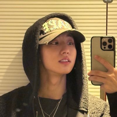 jsglow's profile picture. ditch the map, we’re on a joyride ♡₊˚⊹⋆