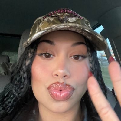 MaddiMays's profile picture. comedian & writer :P @BrokenCrayonsPC