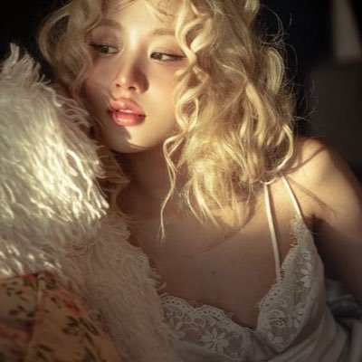 byeleonorr's profile picture. ⠀ ⠀⠀⠀⠀⠀ 𖤣𖥧 ı look for чou just αs (☀️) ⠀⠀ ⠀⠀sunflowers seαrch for the sun. ⠀⠀⠀⠀⠀⠀