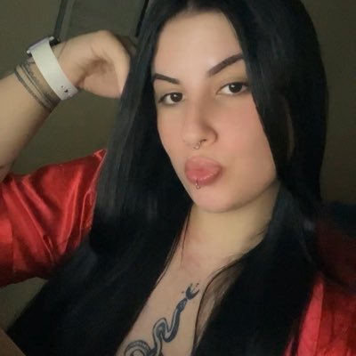 giiilr_'s profile picture. Palmeirense, leitora, luanete, e viciada em filmes de terror 💋