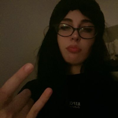 emiliaperezcass's profile picture. tengo flequillo y mi mamá me odia,,, exactamente igual en @em1cidio