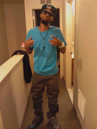 Rapper, I love money I make gud music im going hard on these niggas# teamyoungkeyz87 # teamimsofuckincocky# teamfollowyaboikeyz we go hard R.O.B.E.