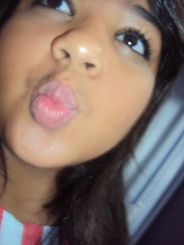 Sarynnhahh's profile picture. × Aquela menina qee soonha com os pées no chãao (?) (:
A meenininha coom jeitinho de booazinha,com cariinha dee queetiinha,maais quue não é boobiinha