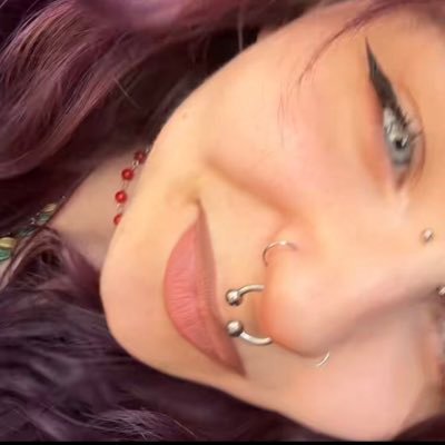 aster_vio's profile picture. 🌸🎨🌠🔮🪬🧸