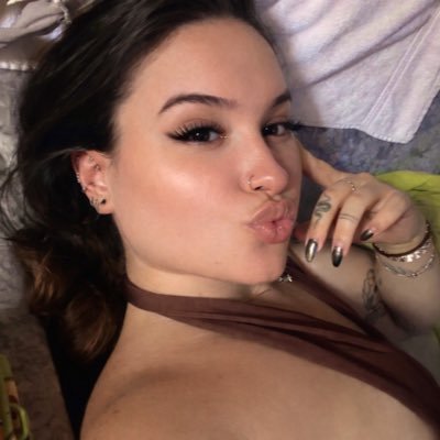 debjlima's profile picture. vontade de desligar a internet e fingir que tô morta