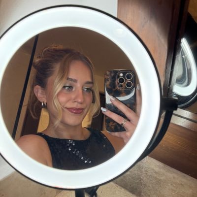 k_nsales's profile picture. she/her  🇵🇹