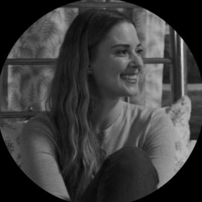 Miraluneq's profile picture. Kitapların kokusunda, yolların sesinde…📚🌿💫