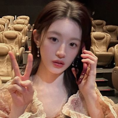 smoakxdoe's profile picture. “Dreams didn’t make us kings. Dragons did.”  she/her | bookstan 📖| fan acc 🐝