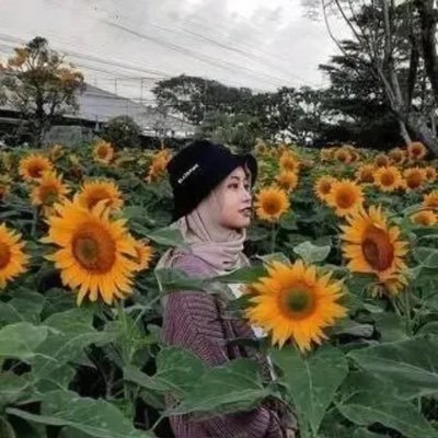 nurhalizahh's profile picture. what goes around comes around 💫