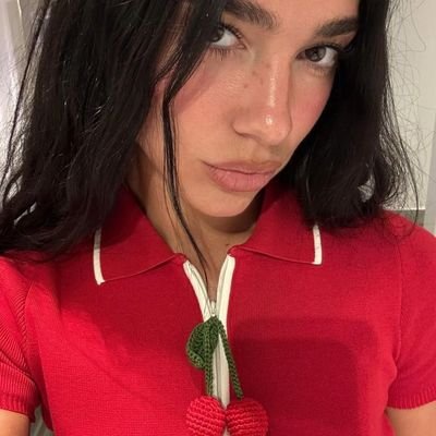 anysudestina's profile picture. ouvindo fatal da gal