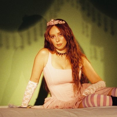 lolopopgurl's profile picture. god forbid a girl spits out her feelings 🙄