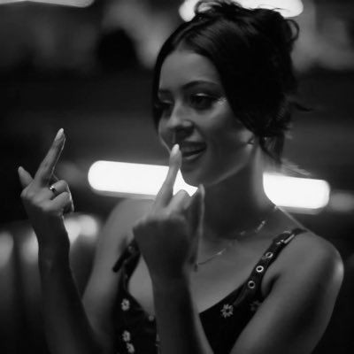 jennieeeebara's profile picture. pretty girls stan jennie and hanni! 😘 block me = i ended you