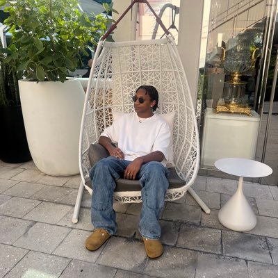 LarazSnommis's profile picture. (ง'̀-'́)ง