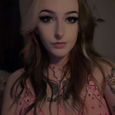 SirenRose_'s profile picture. you’ve ended up here again?