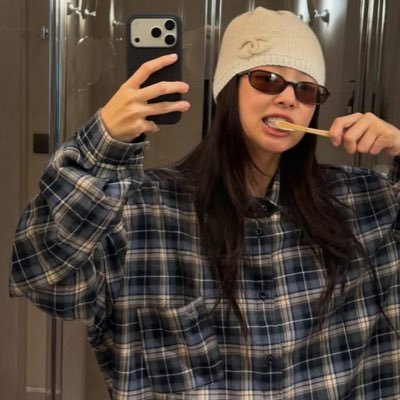 xeeixee's profile picture. ( n. ) เธอใส่ไนกี้สีดำ ผมห้อยแคร์แบร์สีชมพู