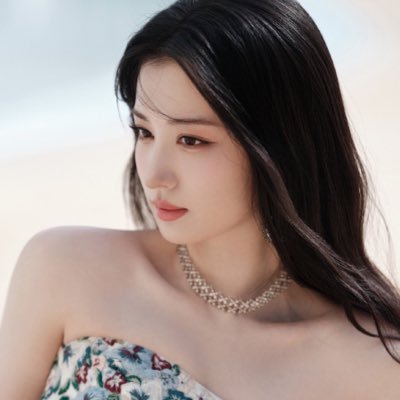 obliviscae's profile picture. 𝑖𝑙𝑙𝑢𝑠𝑜𝑟𝑦 𝑏𝑦 https://t.co/u4pKSI4nrQ 𝙙𝙖𝙞𝙨𝙮 𝘥𝘰𝘦𝘴𝘯'𝘵 𝘧𝘰𝘭𝘭𝘰𝘸 𝘵𝘳𝘦𝘯𝘥; she graces them with her touch—a whisper of elegance since 1998.