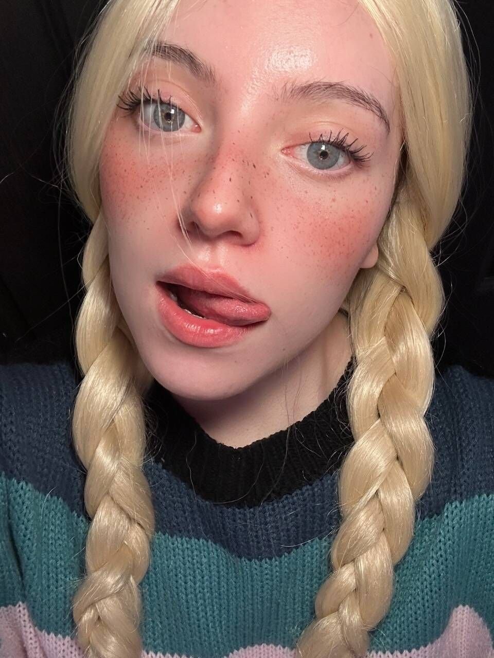 junia98460's profile picture. i can t blink both eyes at the same time, DM me if u r talented