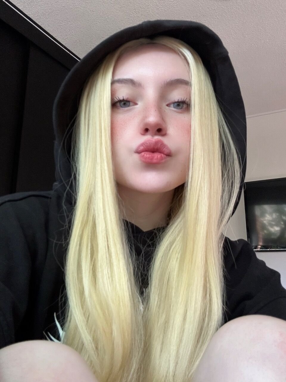 MaverickF27370's profile picture. where do falling stars actually fall from, DM me if u ve seen one