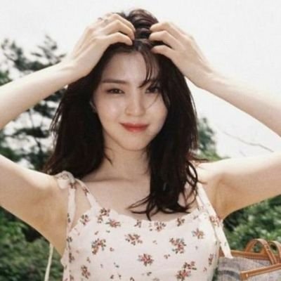 asoheej's profile picture. gazes centered on her were incessantly directed. full of warmth like an auroral phoebus, be amazed at the major sovereign.