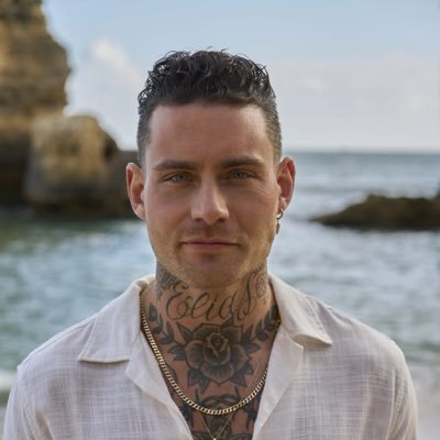 Douwe__Bob's profile picture. musician, songwriter, suited and booted, rock and/or roll.