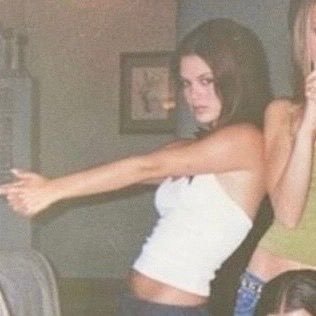 valsfragolina's profile picture. malinconica e lunatica! (se dovessi shippare nuovamente qualcuno abbattetemi)