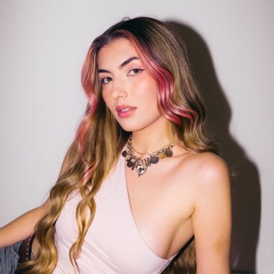 alem4ze's profile picture. 🌙