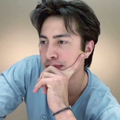 aphroditt_tae's profile picture. boring.