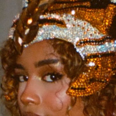 santigres's profile picture. La vida tuya sangre mía abona y te amo a muerte, te amo; si pudiera bajo los cielos negros te comiera el corazón con dientes de leona.