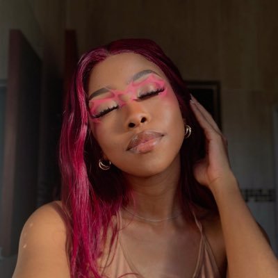 AmyValere's profile picture. Visual Artist || Pray. Trust. Wait. 🤍 || 🧶|| 🇿🇦||