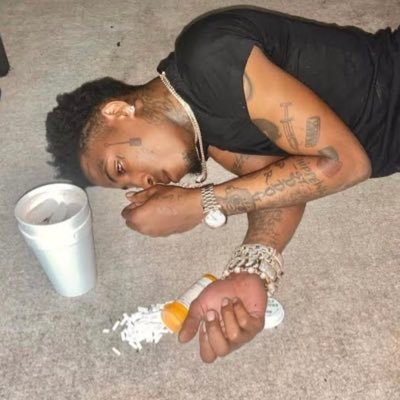 REALVECK's profile picture. tô tentando fazer música, sou degustador de bruxas gostosas, o maior fumador de prensado do Brasil e a personificação da palavra foda-se