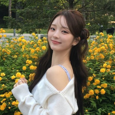 flowveraa's profile picture. 