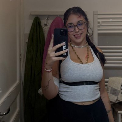 naayrahg's profile picture. todo es una señal si estás lo bastante loca