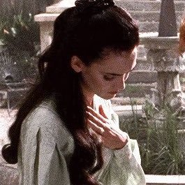 winonalhryder's profile picture. probably tweeting about a middle-aged actress