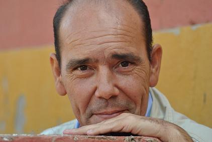 Escritor y periodista sevillano. LA PASIÓN NO ACABA.
Youtube: Leer es vivir.
Autor de El día que habló el agua, El día que habló la sangre y de Ramón Vila.