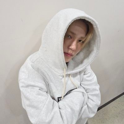 _teumenana's profile picture. there's no one in the world that's useless - kdy ♡