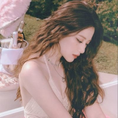 suhhuha's profile picture. 𝐑𝐄𝐏𝐋𝐈𝐂𝐀 葉舒華 ∕ 𝟐𝟎𝟎𝟎 : Fusione di donna e bambino, vero asso della nascita di (G)I-DLE.