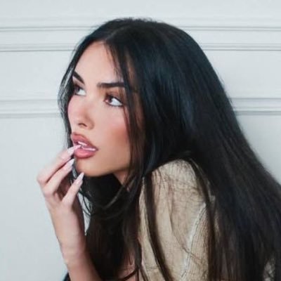 env3ymads's profile picture. currently listening to locket by madison beer ♪ ₊˚