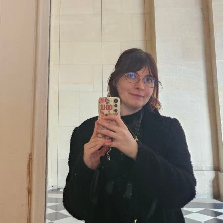 iris_is_on's profile picture. lucky charm. 꼬마 별. tu auras toi des étoiles qui savent rire. but no one can stop the time, I know.