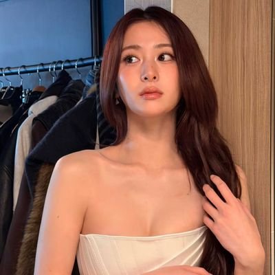 trogces's profile picture. 2001, A voice that glows like golden dusk, raw and untamed yet endlessly elegant. Her presence hums with artistry — Huh Yunjin.