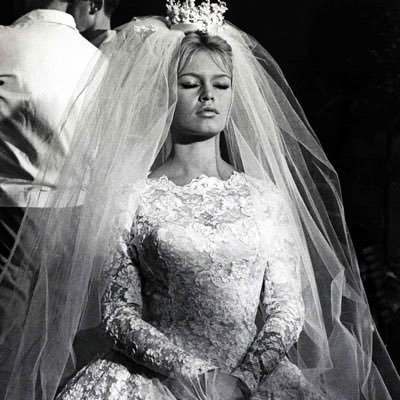 allegriaishere's profile picture. life is a day, room is today