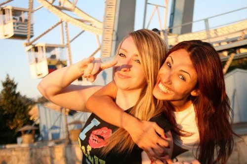 BIO é pra falar da sua vida né? Minha vida são essas girls da foto! @brunaferrari @MonicaAires_ Desde: 12/12/11 Desativado Amores :(