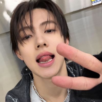 ysbtheo's profile picture. ✸ . fangirl, bocil roblok, sayang abang seonghyeon n kakak yoshi ^____^ 𐙚 𝅄  ْ ⭐️
ㅤㅤㅤㅤㅤㅤㅤㅤㅤㅤ