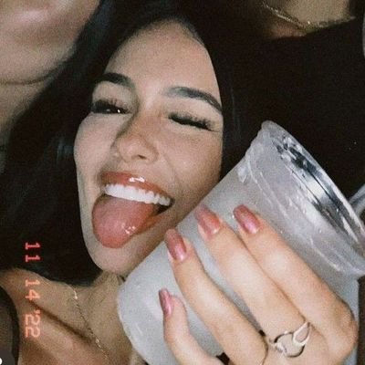 chicletinhwo's profile picture. larson | 48.