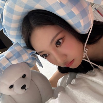 tiwsle's profile picture. starlit moon ♡ fragile hopes whispered to a reckless cosmos