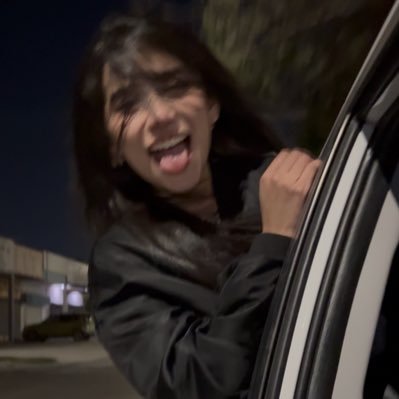 chinos_karol's profile picture. 111